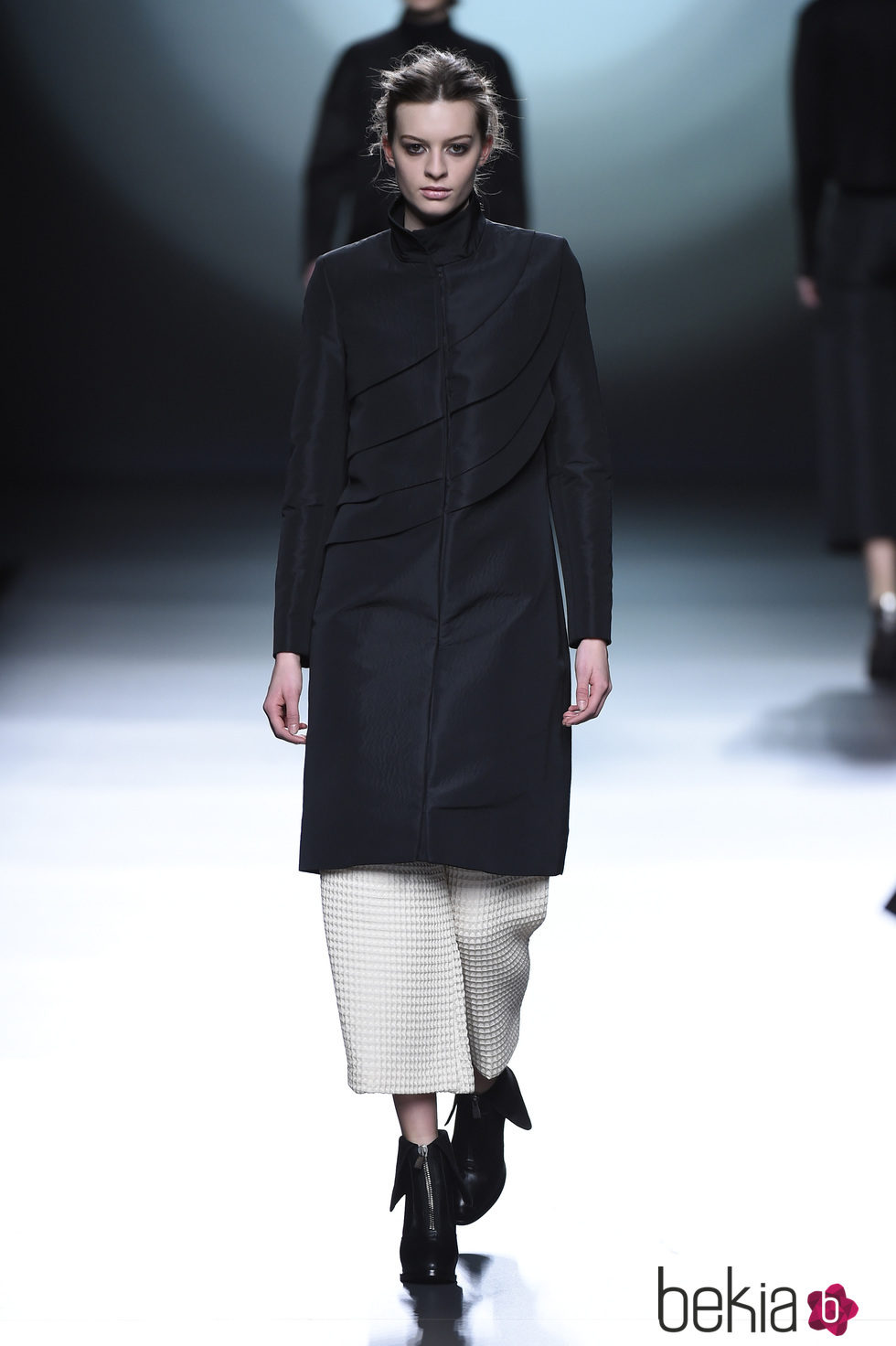 Abrigo negro de la colección otoño/invierno 2015/2016 de Amaya Arzuaga en Madrid Fashion Week