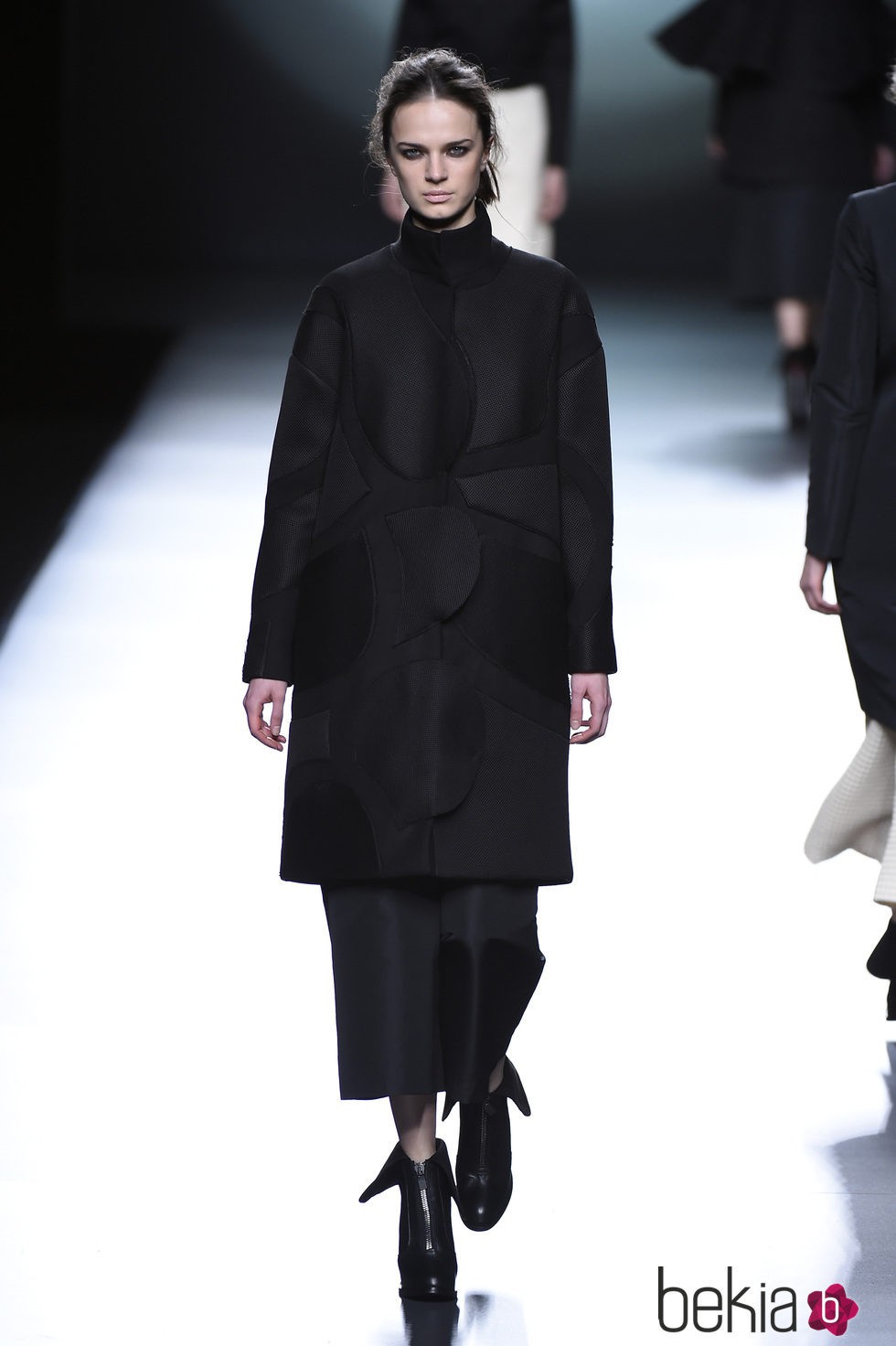 Look total black de la colección otoño/invierno 2015/2016 de Amaya Arzuaga en Madrid Fashion Week