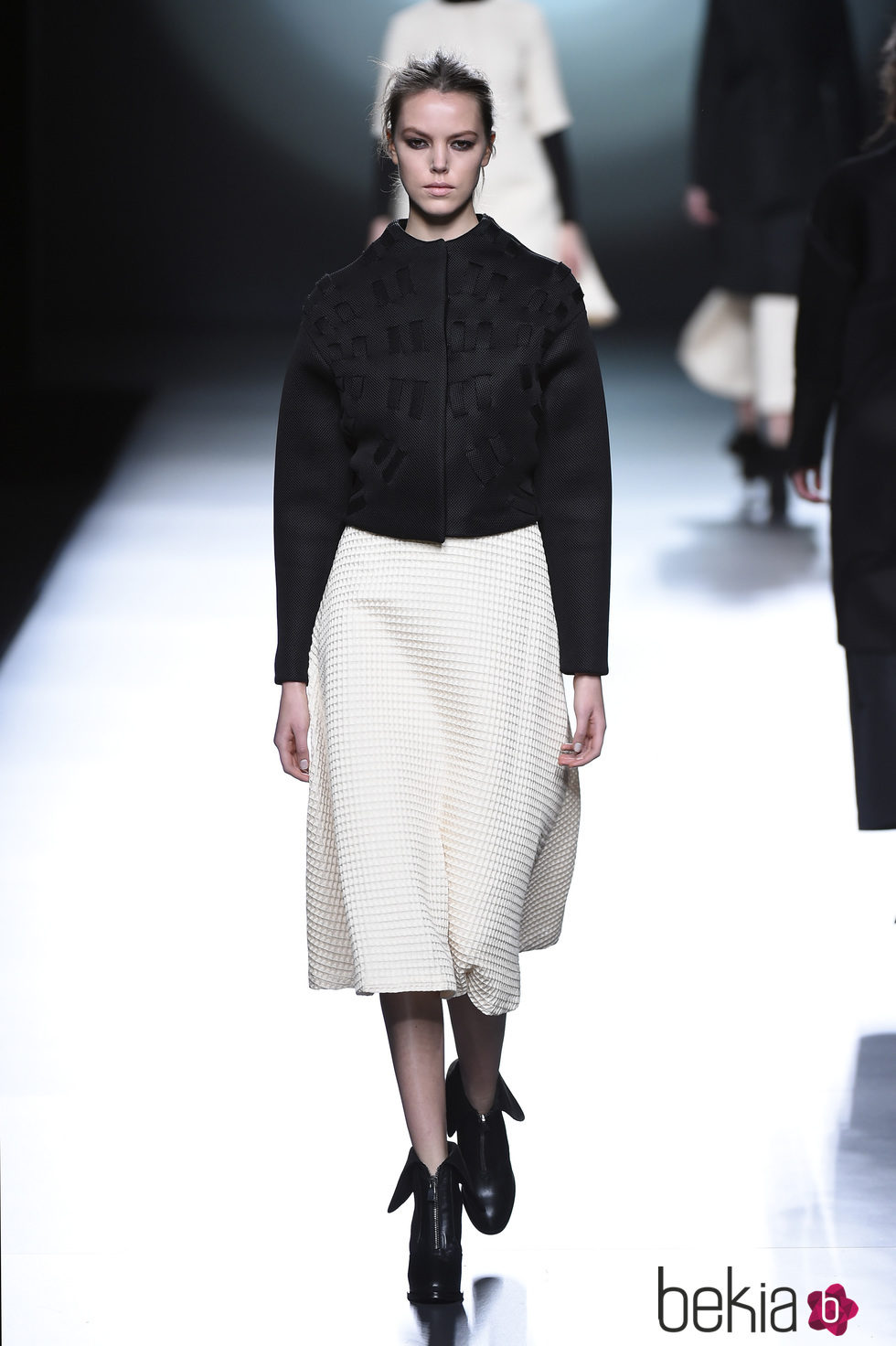 Torera negra de la colección otoño/invierno 2015/2016 de Amaya Arzuaga en Madrid Fashion Week