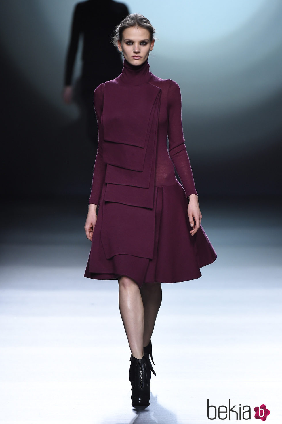 Vestido berenjena de la colección otoño/invierno 2015/2016 de Amaya Arzuaga en Madrid Fashion Week