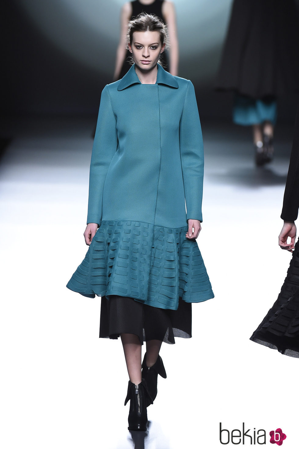 Abrigo azul aguamarina de la colección otoño/invierno 2015/2016 de Amaya Arzuaga en Madrid Fashion Week