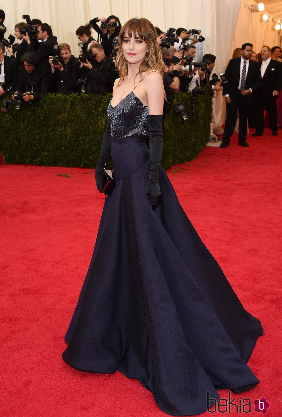 Dakota Johnson con un vestido largo azul noche de Jason Wu