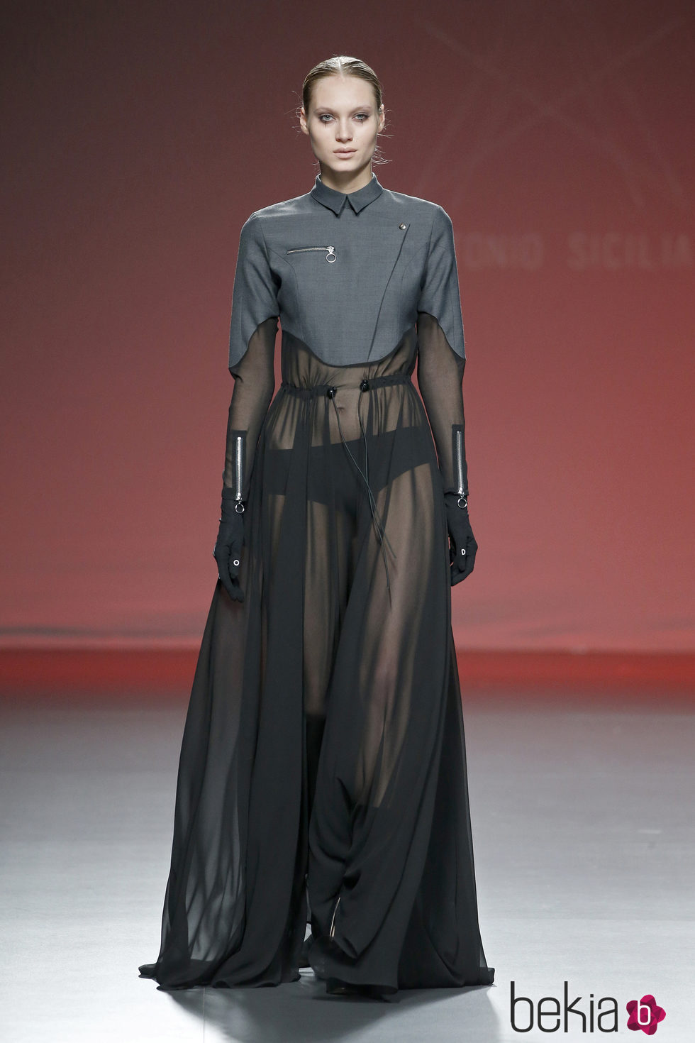 Conjunto en gris y negro de Antonio Sicilia en el Samsung EGO 2015