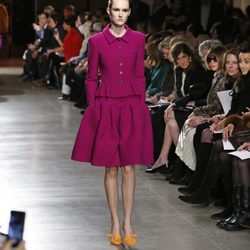 Conjunto fucsia de la colección otoño/invierno 2015/2015 de Oscar de la Renta en Nueva York Fashion Week