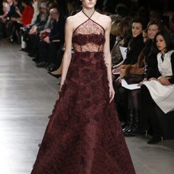 Vestido burdeos de la colección otoño/invierno 2015/2015 de Oscar de la Renta en Nueva York Fashion Week