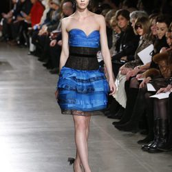 Vestido azul corto de la colección otoño/invierno 2015/2015 de Oscar de la Renta en Nueva York Fashion Week