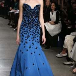 Vestido azul largo de la colección otoño/invierno 2015/2015 de Oscar de la Renta en Nueva York Fashion Week