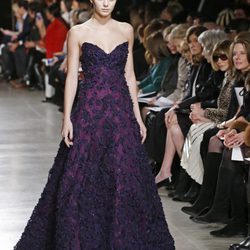 Vestido malva de la colección otoño/invierno 2015/2015 de Oscar de la Renta en Nueva York Fashion Week