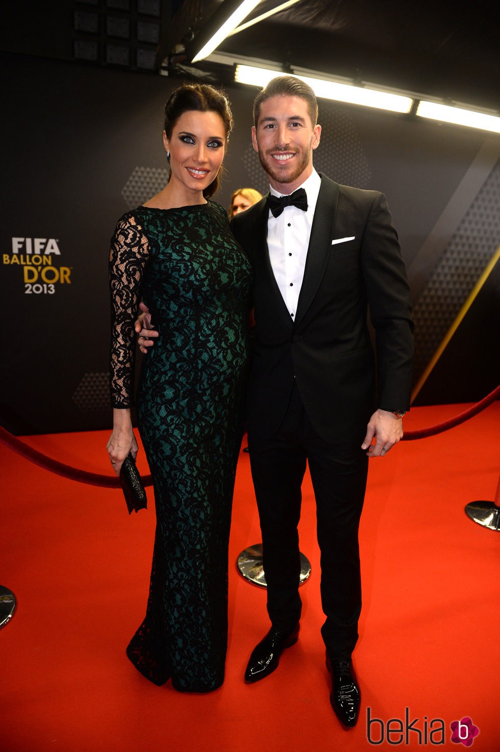 Pilar Rubio con un vestido negro de encaje con forro color verde botella