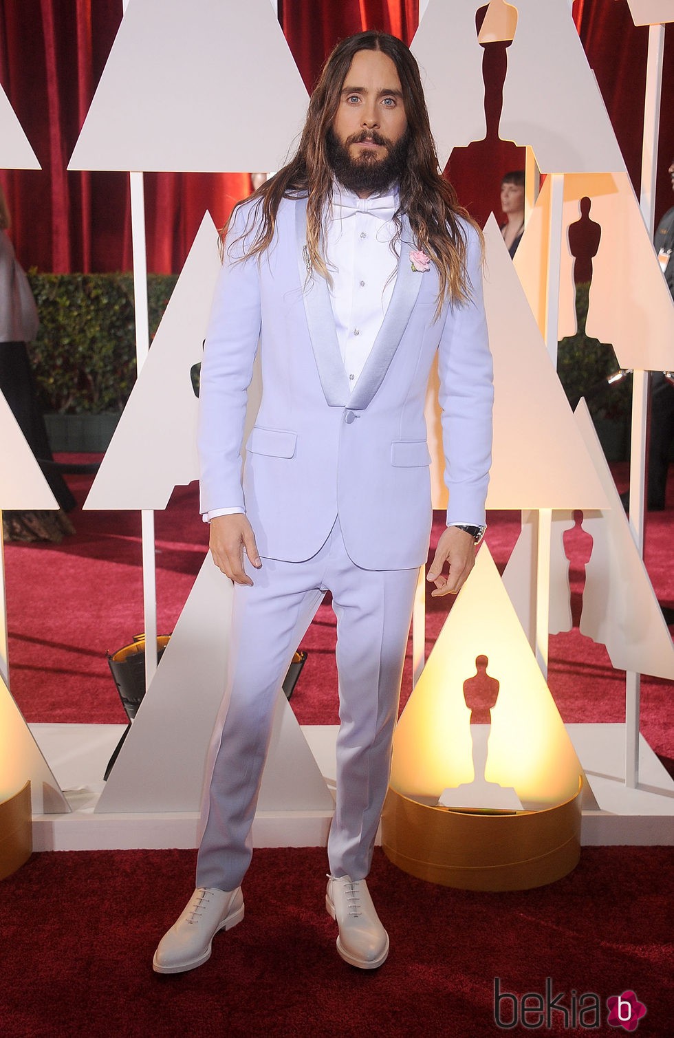 Jared Leto con un esmoquin azul pastel en la alfombra roja de los Oscar 2015