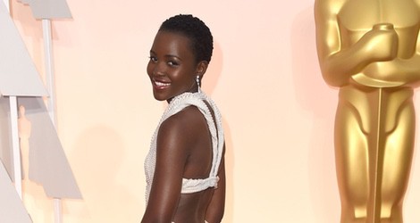 Lupita Nyong'o mostrando la parte trasera de su Calvin Klein en los Oscar 2015