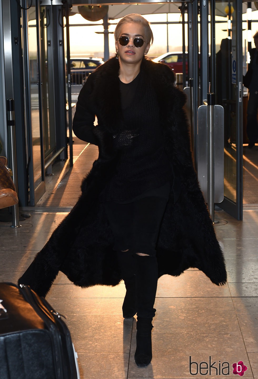 Rita Ora con un look total black a lo Matrix