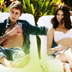 Kendall Jenner y Justin Bieber posando para la cámara de Mario Testino