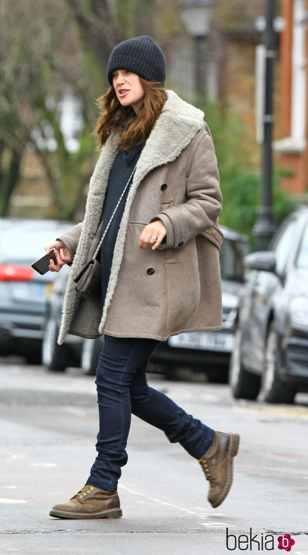 Keira Knightley con look casual gorro 