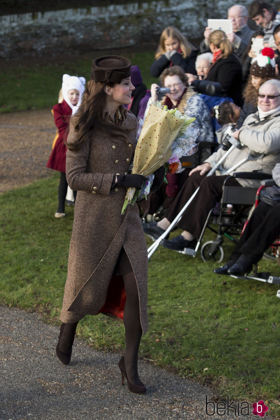 Kate Middleton con abrigo de Moloh y sombrero de Lock and Company