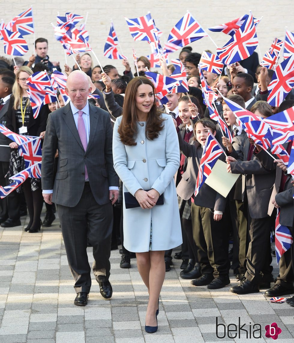 Kate Middleton con abrigo celeste y botones dorados de Seraphine