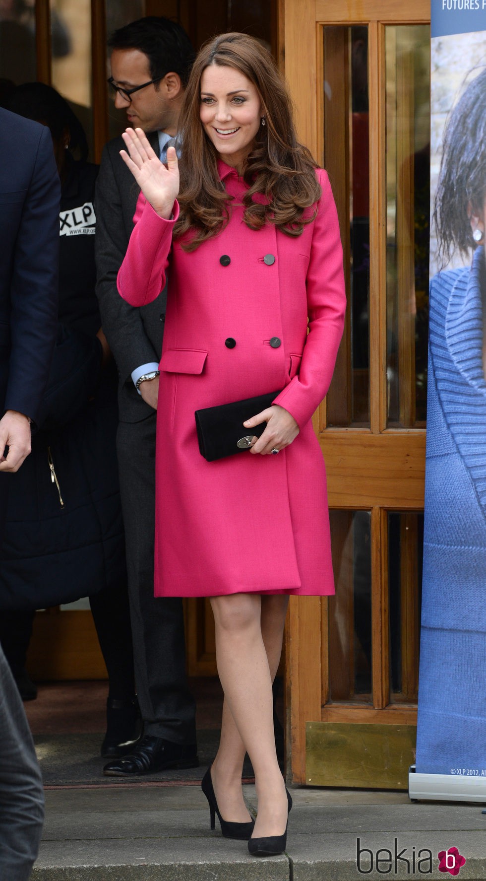 Kate MIddleton con abrigo fucsia de Mulberry