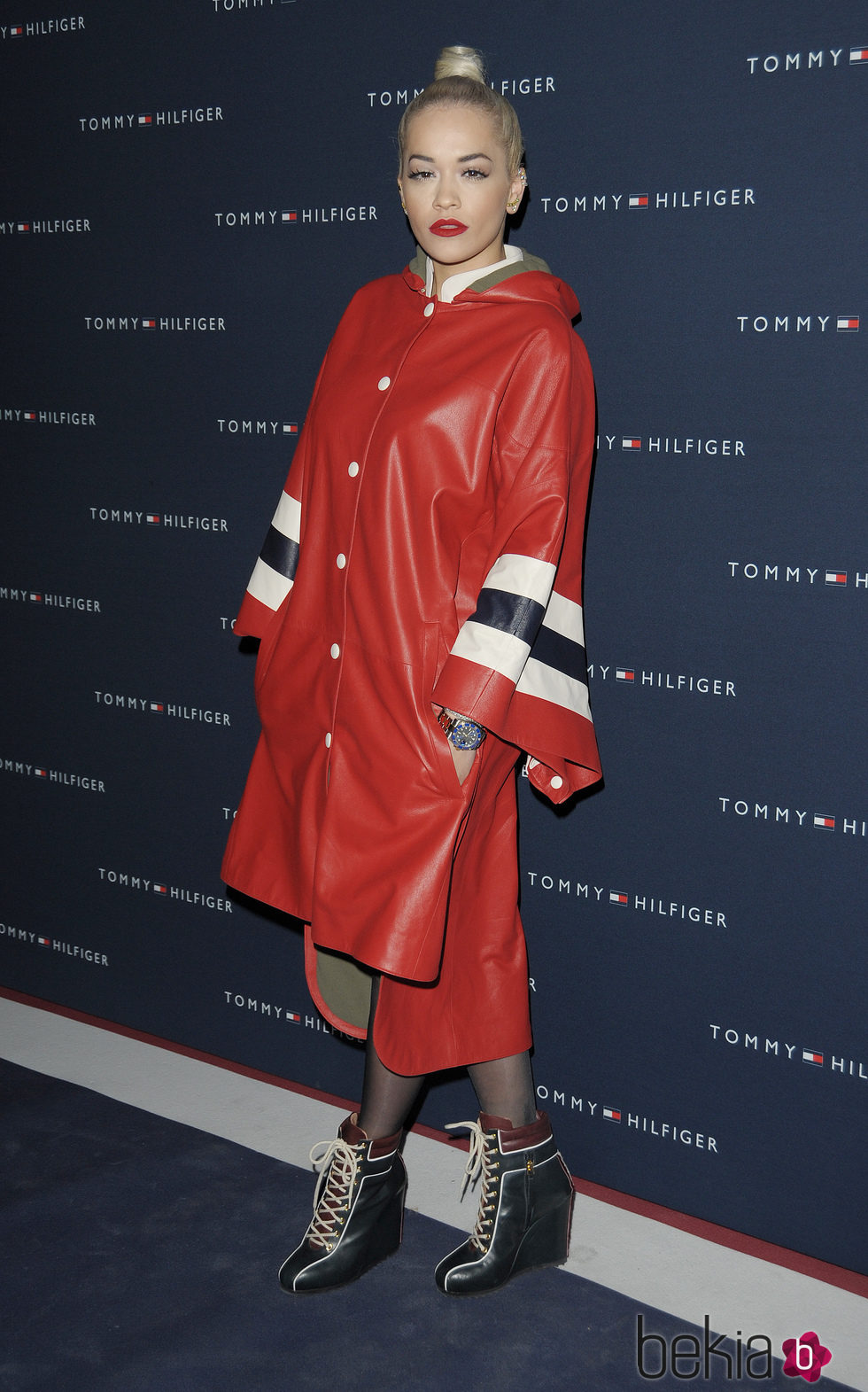 Rita Ora opta por un vestido-chubasquero en la inauguración de una tienda de Tommy Hilfiguer en París