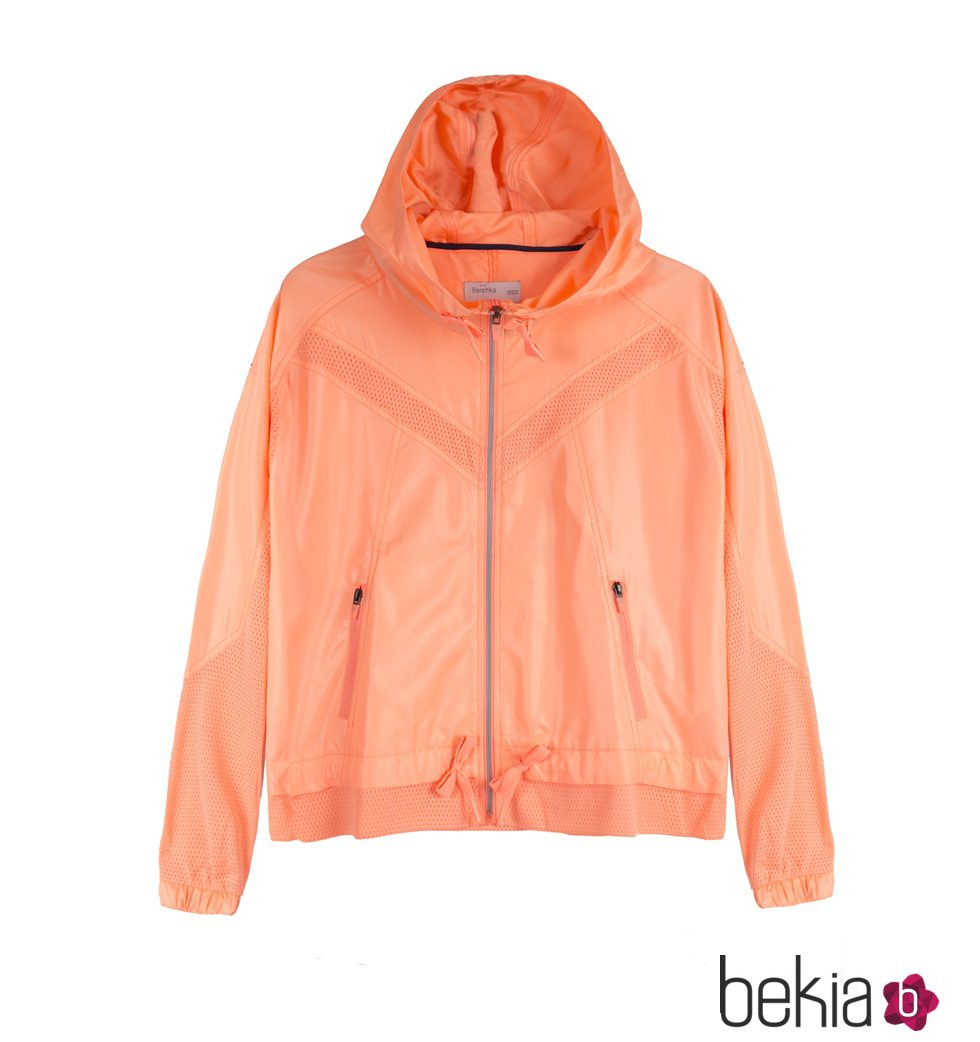 Cortavientos naranja de la colección deportiva 'Start Moving' de Bershka