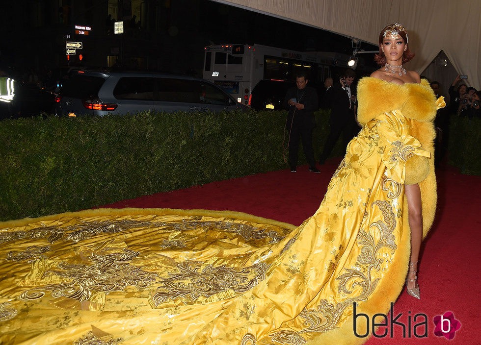 Rihanna con un diseño de Guo Pei en la Gala del Met 2015