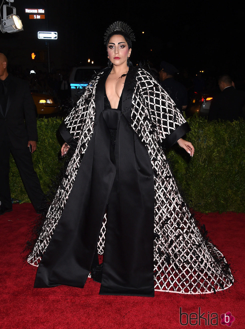 Lady Gaga con un diseño de Balenciaga en la Gala del Met 2015