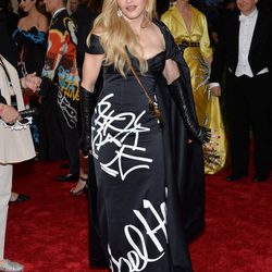 Madonna con un vestido de Moschino en la Gala del Met 2015