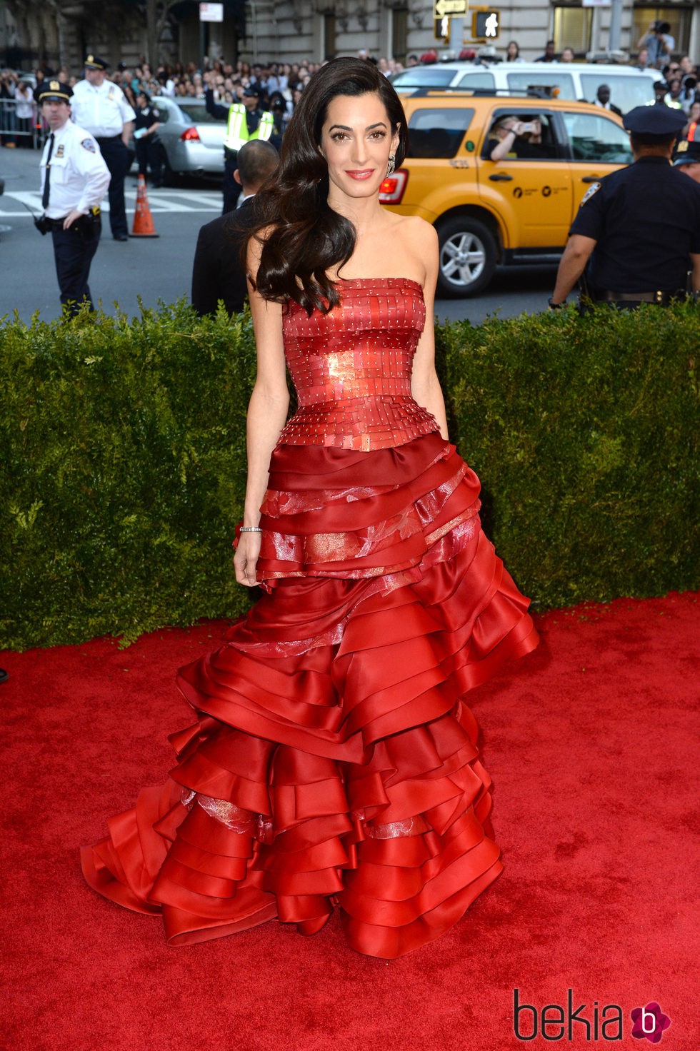 Amal Alamuddin con un vestido de John Galliano en la Gala del Met 2015