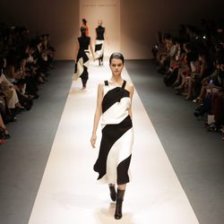 Vestido blanco y negro de la colección de Victoria Beckham en Singapur