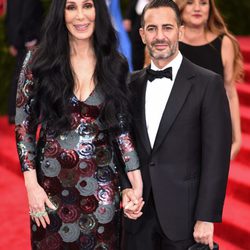 Cher y Marc Jacobs en la Gala del Met 2015