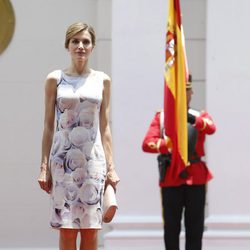 La Reina Letizia con un vestido de Hugo Boss en El Salvador