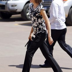 La Reina Letizia con camisa estampada de Mango y pantalón negro de Hugo Boss en Honduras