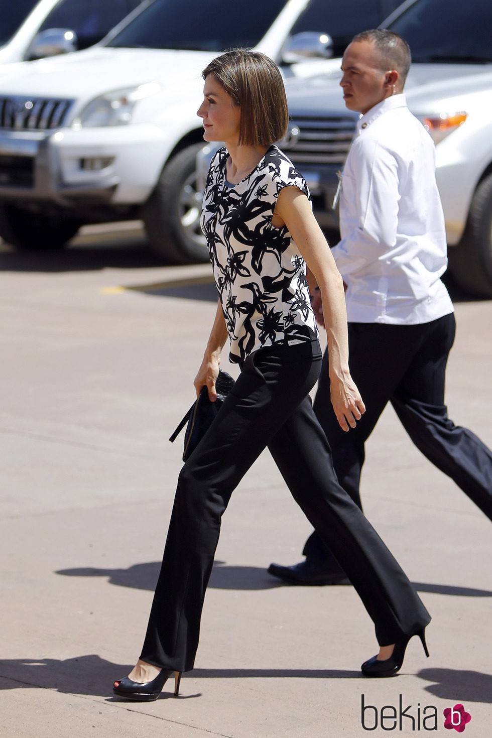 La Reina Letizia con camisa estampada de Mango y pantalón negro de Hugo Boss en Honduras