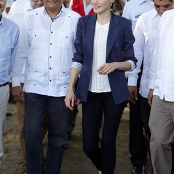 La Reina Letizia luciendo un traje de Hugo Boss y una camisa de Mango en El Salvador