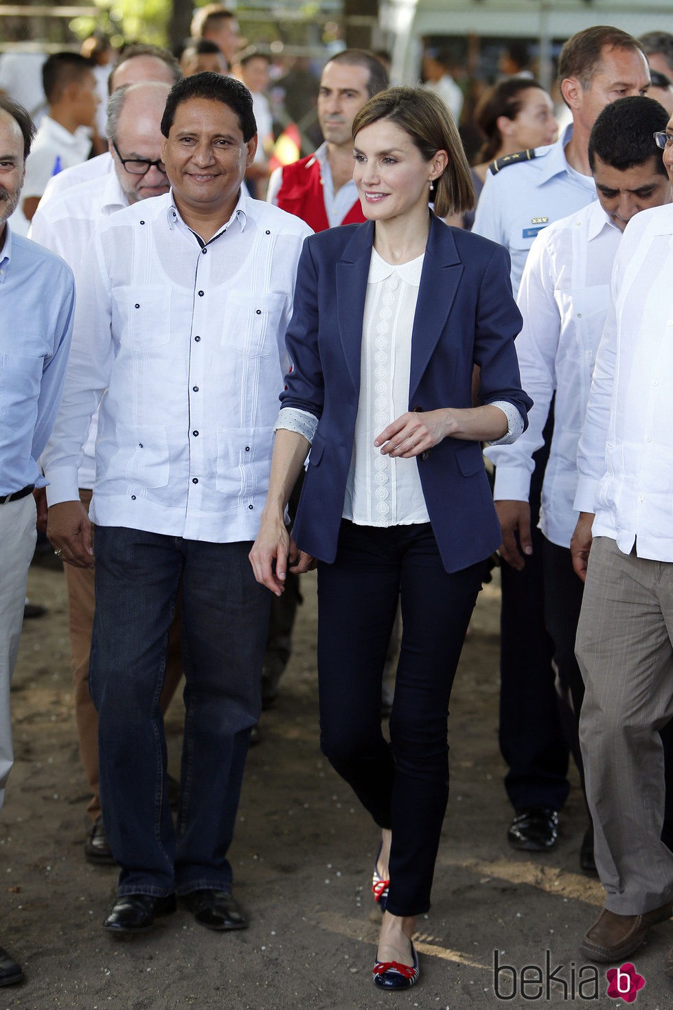 La Reina Letizia luciendo un traje de Hugo Boss y una camisa de Mango en El Salvador