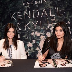 Kendall y Kylie Jenner firmando catálogos de su nueva colección para PacSun