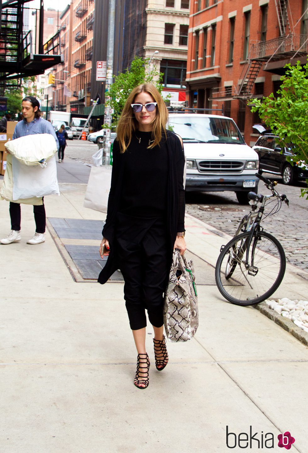 Olivia Palermo y su look 'total black' para diario