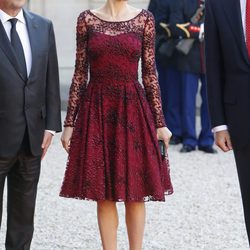 La Reina Letizia con un vestido de tul y color marsala de Felipe Varela en París