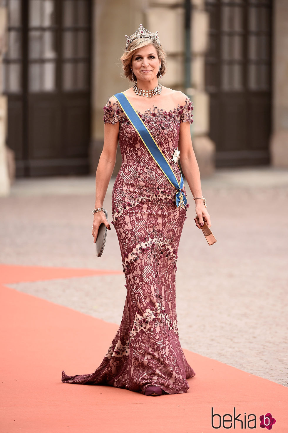 Máxima de Holanda con un vestido de Jan Taminiau en color marsala