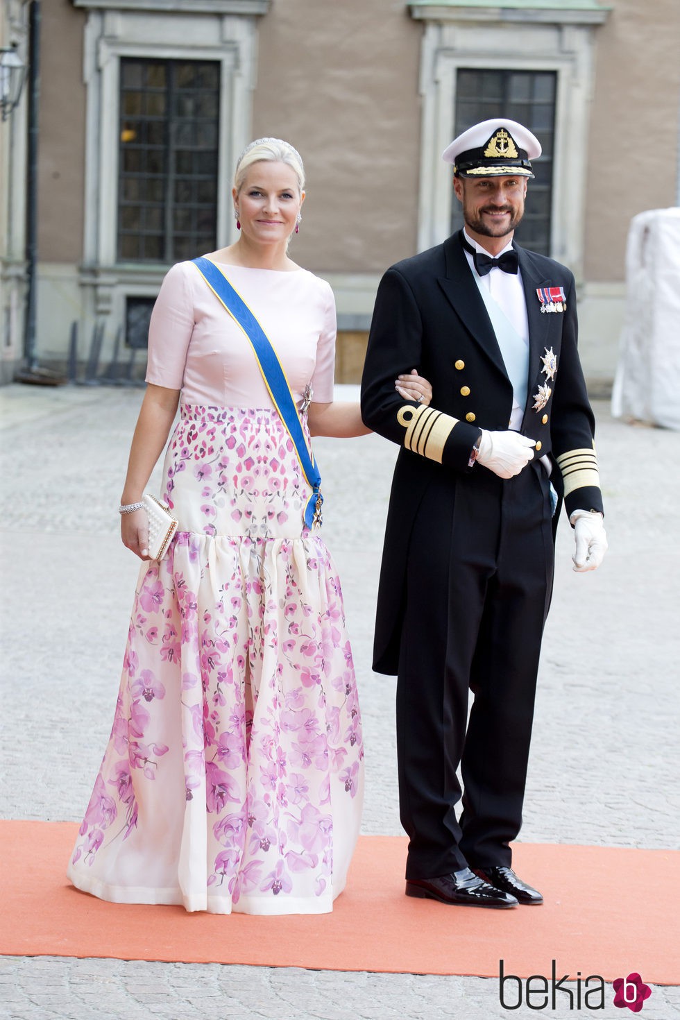 Mette-Marit de Noruega con una camisa rosa y una falda floreada