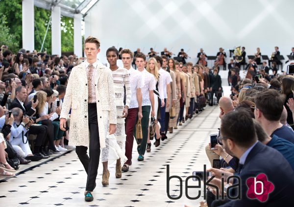 Desfile de Burberry Prorsum en los Jardines de Kensington de Londres