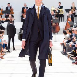 Traje de chaqueta y trench de la colección primavera/verano 2016 de Burberry Prorsum Hombre