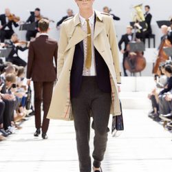 Trench beige y pantalón 'jogging' de la colección primavera/verano 2016 de Burberry Prorsum Hombre