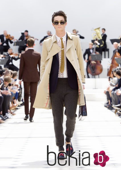 Trench beige y pantalón 'jogging' de la colección primavera/verano 2016 de Burberry Prorsum Hombre