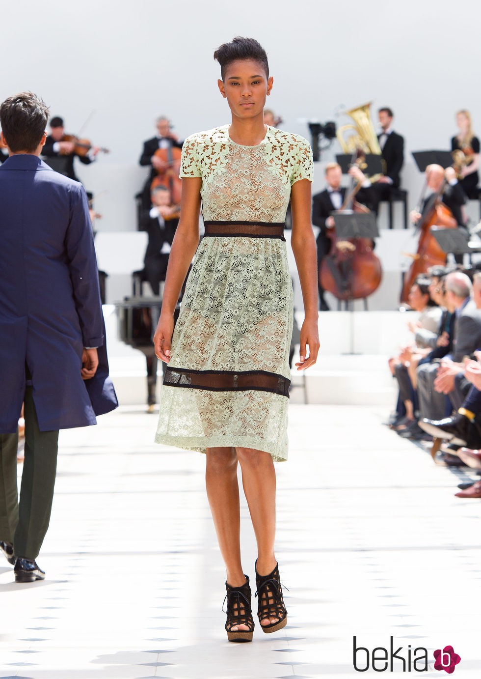 Vestido con flores de macramé de la pre-colección primavera/verano 2016 de Burberry Prorsum Mujer