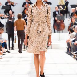 Trench de macramé de la pre-colección primavera/verano 2016 de Burberry Prorsum Mujer