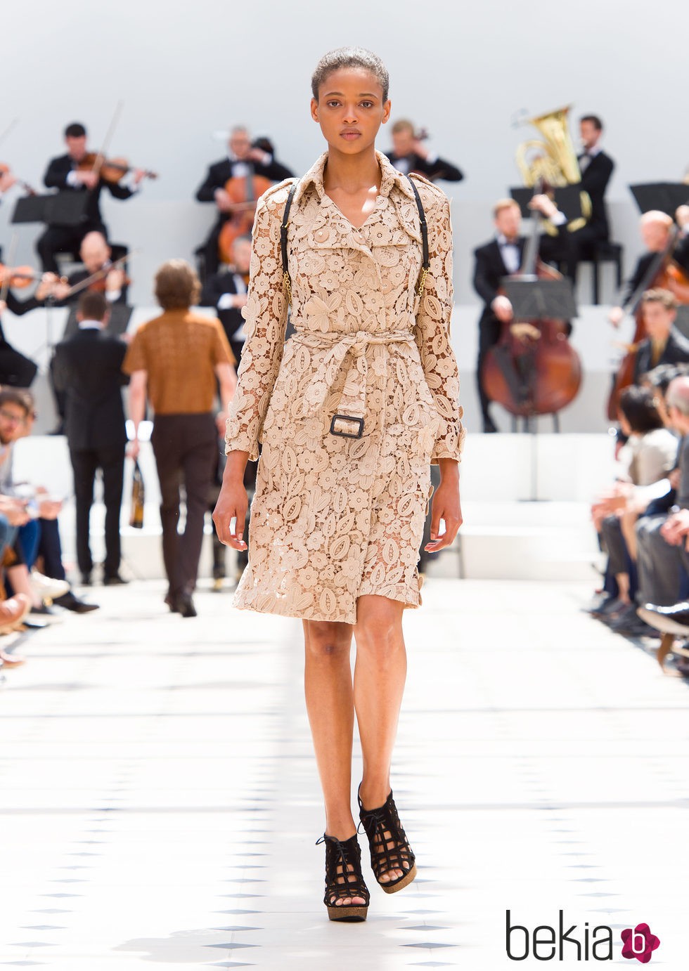 Trench de macramé de la pre-colección primavera/verano 2016 de Burberry Prorsum Mujer