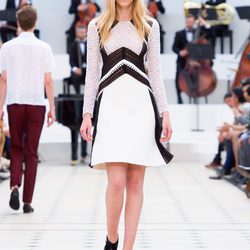 Vestido blanco y negro con flores de macramé de la pre-colección primavera/verano 2016 de Burberry Prorsum Mujer