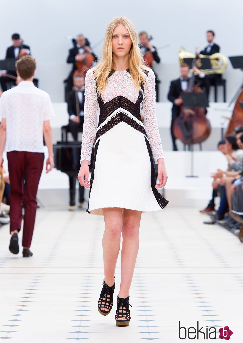 Vestido blanco y negro con flores de macramé de la pre-colección primavera/verano 2016 de Burberry Prorsum Mujer