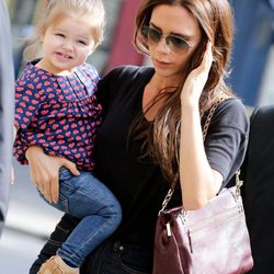 Victoria Beckham con su hija Harper Seven en París