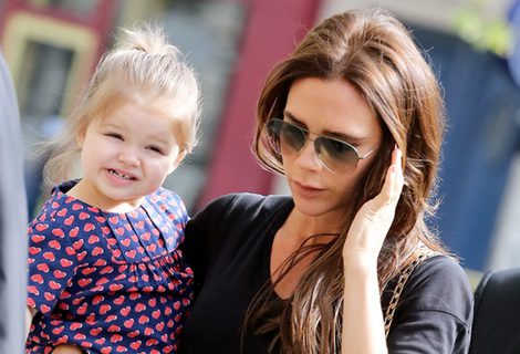 Victoria Beckham con su hija Harper Seven en París